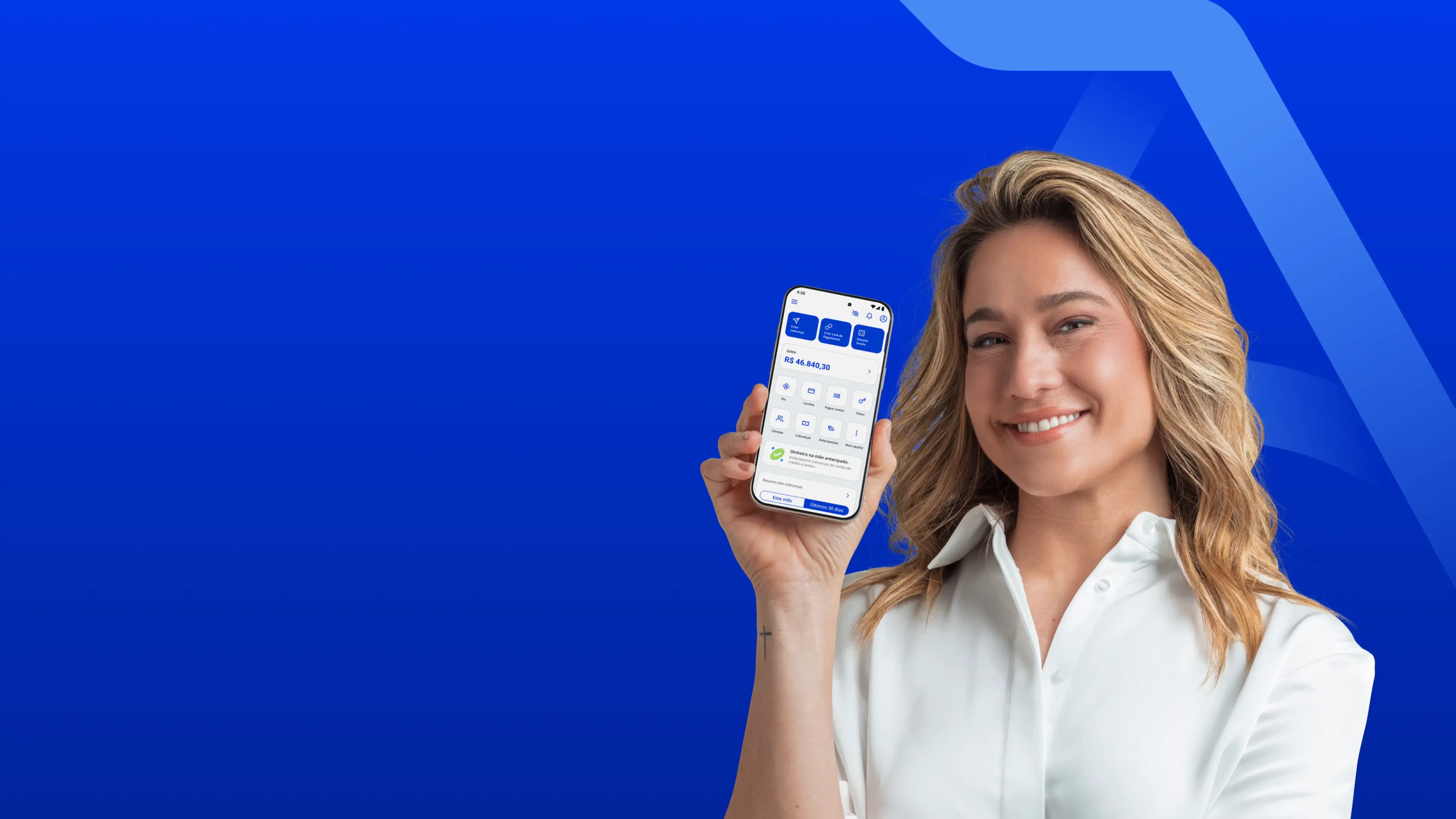 Fernanda Gentil sorrindo e mostrando a tela de um celular com o aplicativo do Asaas aberto