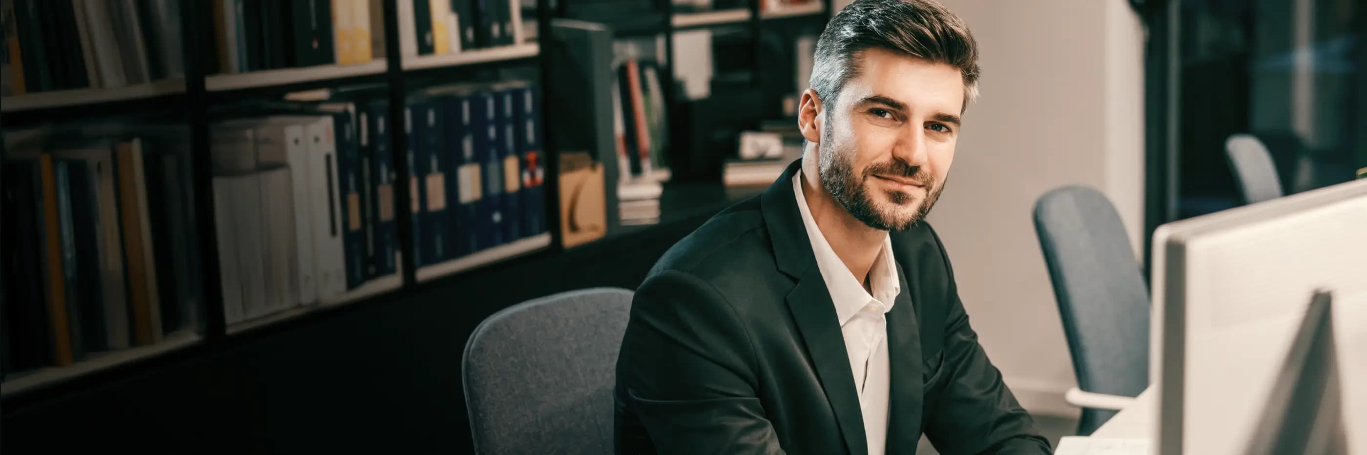 Empresário trabalhando em seu computador em um escritório