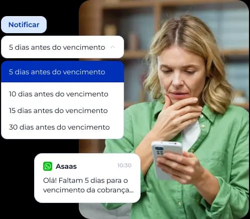 Simulação da interface do Asaas onde é possível escolher como notificar os clientes: 5, 10, 15 ou 20 dias antes do vencimento. Ao lado, uma mulher olhando para a tela do celular que exibe uma notificação de cobrança que diz: “Olá! Faltam 5 dias para o vencimento da cobrança”.