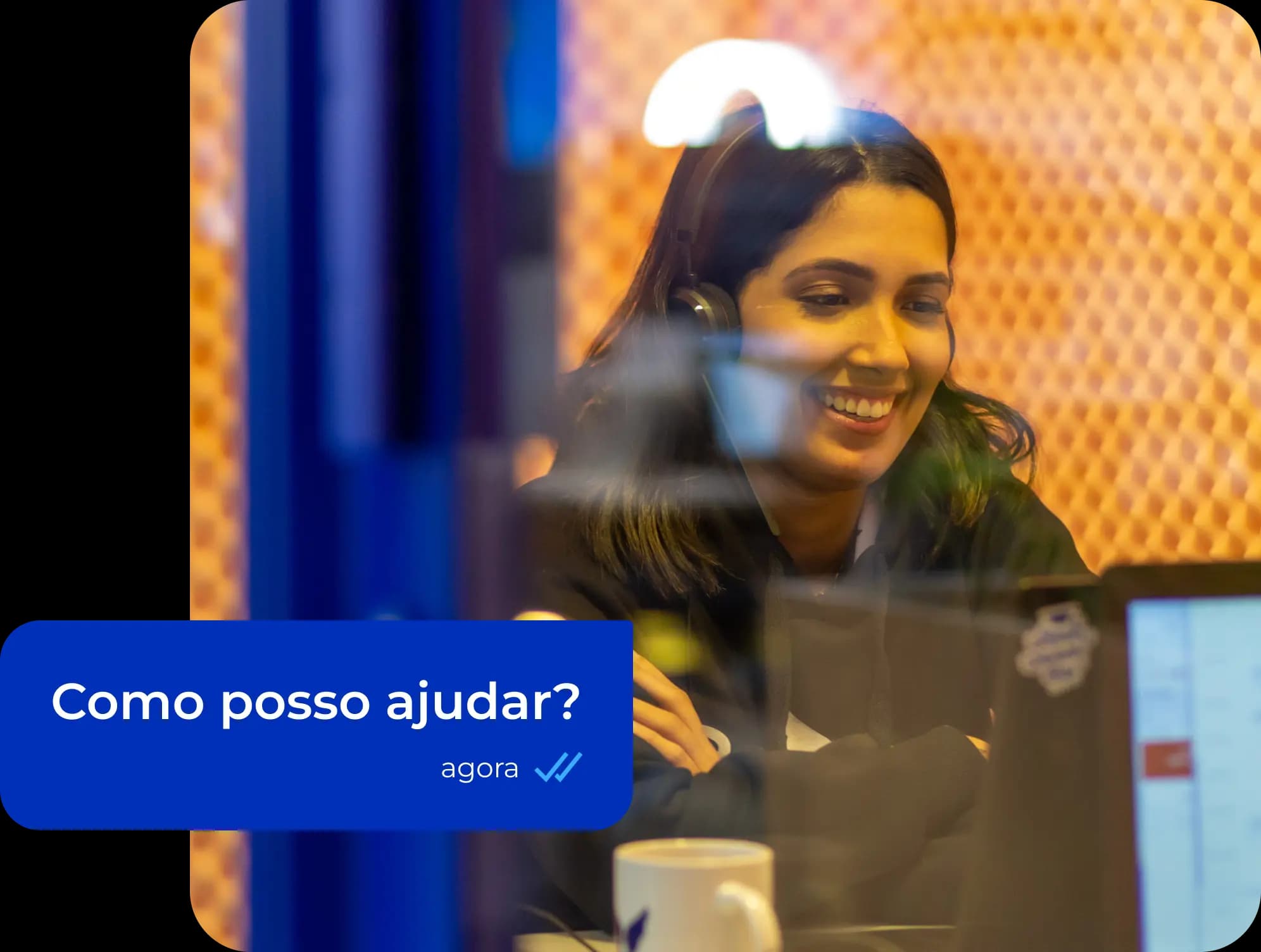 Colaboradora do Asaas olhando para tela do computador e conversando com um cliente via chat.