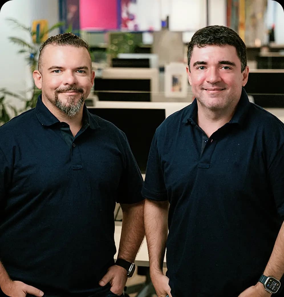 Piero e Diego, os fundadores do Asaas, olhando e sorrindo para a câmera.